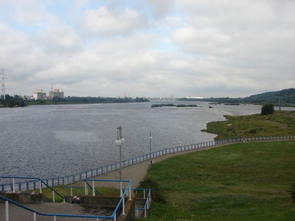 Widok z tamy na Wisłę i miasto.