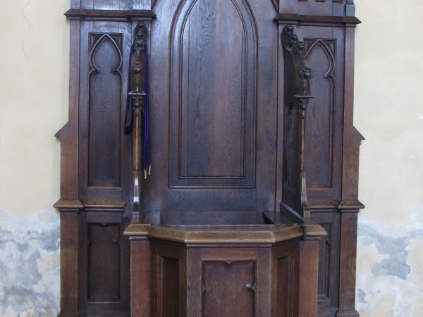 stylowy neogotycki konfesjonał - po lewej nawy głównej kościoła.