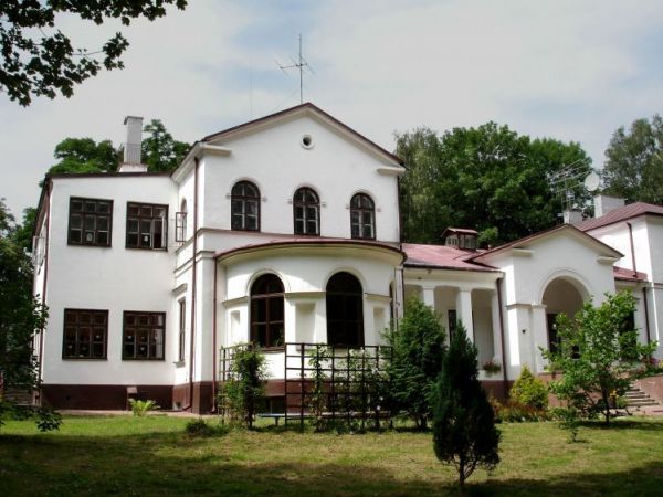 Dwor Wesslow, pozniej Roztworowskich i Janiszewskich.
Po wojnie dom dziecka. Teraz Specjalny Osrodek Szkolno-Wychowawczy.