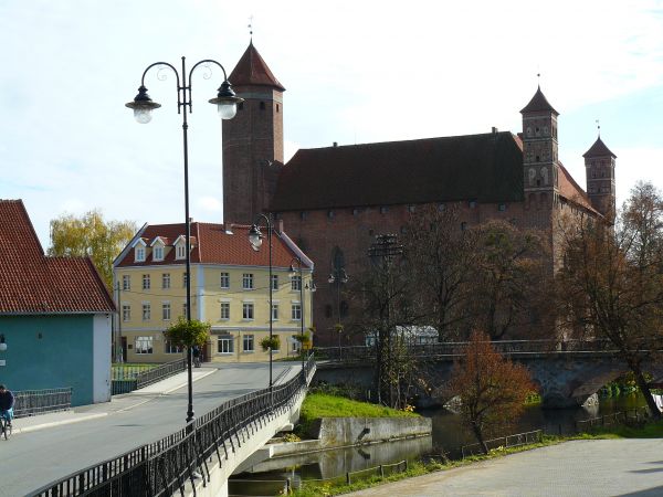 Widok na Zamek Biskupów Warmińskich z ul Krzywej.