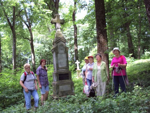 miejsce snu, spoczynku, miejsce określane jako "żalnik" w zaciszach leśnych bądź polnych, często na wzgórkach - na cmentarzu greckokatolickim.