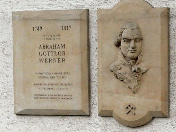 Osiecznica, ul. Jodłowa - tablica na budynku, w którym 25 września 1749 roku urodził się słynny geolog Abraham Gottlob Werner (zm. 30 czerwca 1817 w Dreźnie). S
