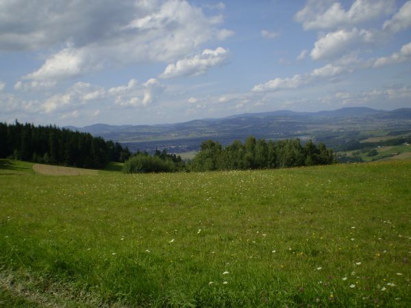 Widok na malownicze górskie tereny.
