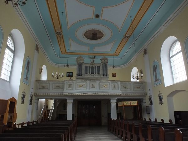 Wnętrze kościoła - widok na chór organowy