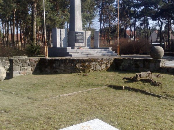 Cmentarz żołnierzy radzieckich poległych w czasie II Wojny Światowej, ekshumowanych z 22 miejscowości z terenów 5 powiatów województwa wielkopolskiego w latach