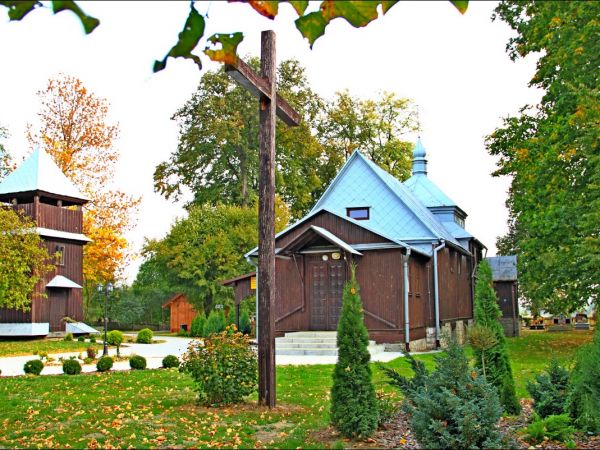 Dawna drewniana cerkiew greckokatolicka pw. Opieki Najświętszej Maryi Panny (od 1979 roku kościół rzymskokatolicki pw. Najświętszego Serca Pana Jezusa), wzniesi