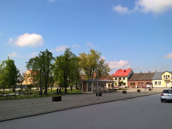 Rynek w Nowym Korczynie za komuny brzydki i gwarny ,dziś ładny i cichy .Miasto założył Bolesław Wstydliwy  na " prawie korczyńskim" jednak Kraków założył już na