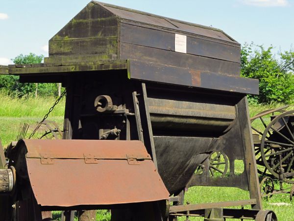 Skansen starych przedmiotów gospodarstwa rolnego oraz domowego, dodatkowo odpoczynek w trakcie podróży drogą nr 25 między Bydgoszczą a Tucholą  przy smacznym je