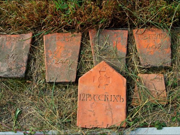 Cmentarz wojenny w Korzenicy. Cmentarz z lat 1915-16. Leżą na nim żołnierze trzech wrogich armi - rosyjskiej , austo-węgierskiej i niemieckiej , którzy zginęli