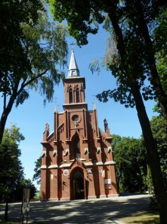 kościół pw. św. Stanisława Koski - patrona młodzieży polskiej, z tej wsi pochodził.