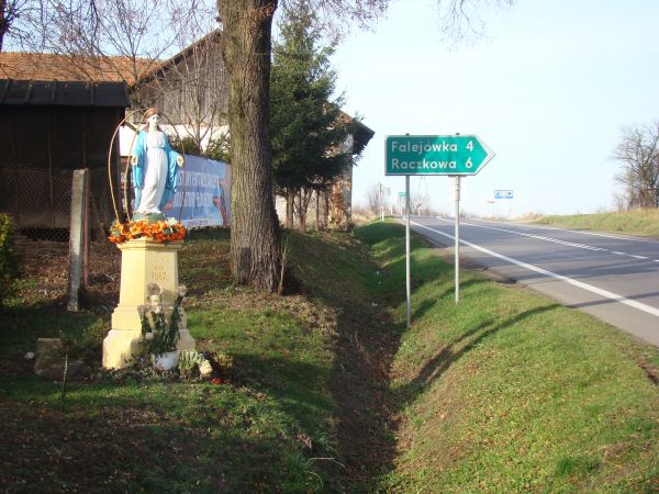 figura Matki Boskiej Niepokalanie Poczętej - na skraju dworskiego, przed dworem i na rozstajach jakoby, "daje też czytelny przekaz" iż właścicielami ziemskimi a