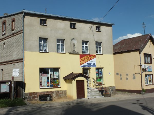 kamieniczka z figurka