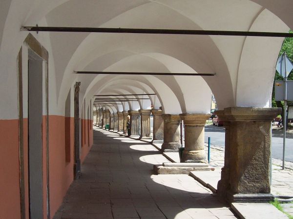 Podcień, podsienie – pomieszczenia w dolnej części budynków, otwarte na zewnątrz, ograniczone słupkami lub filarami wzdłuż lica muru