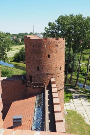 zamek pełnił rolę obronnego zamku granicznego, gdyż granica Państwa Krzyżackiego przebiegała wzdłuż rzeki - tuż za północnym murem zamku, n/z wieża zamkowa, po