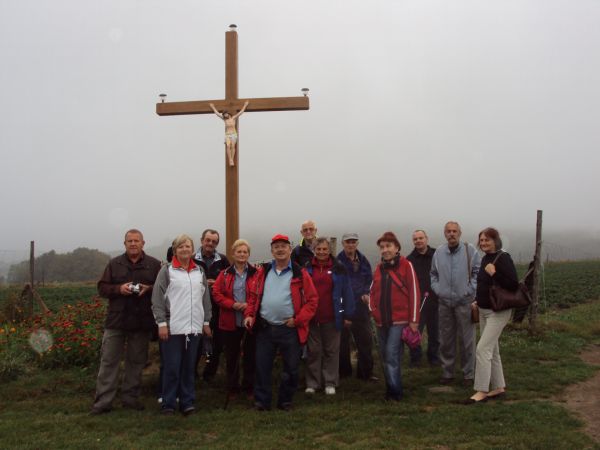 przy/obok krzyża - wśród pól, na wzgórzu. Pomnik kultury sakralnej, świadek i pamiątka dziejów. Zwyczajem, kiedy mijano krzyż stojący na początku lub  końcu wsi