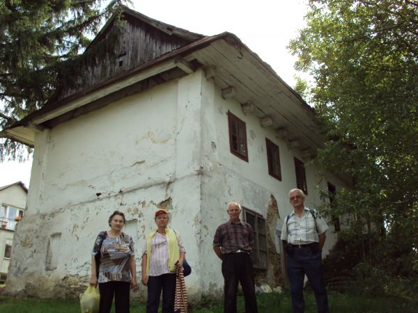 przed: dawna plebania - z końca XVIIIw. murowano-drewniana, parterowa, podpiwniczona: część zach. wskutek nierówności terenu na wysokich suterenach, w których p