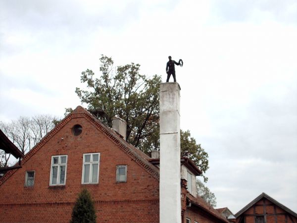 Tym razem to nie bocian na kominie, lecz kominiarz.