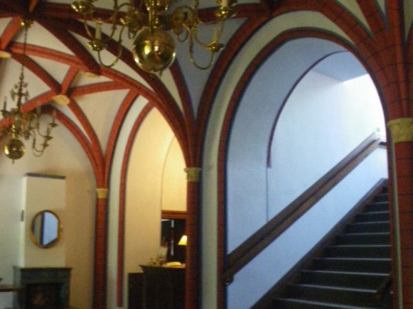 Pałac w stylu neogotyckim z 1840 r. wybudowany przez rodzinę von Belowów, po II wojnie światowej zaadaptowany na szkołę rolniczą, obecnie luksusowy hotel (Zamek