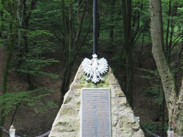 w Lesie Grabińskim - stare mapy określały to miejsce : w Lasku Grabińskim, no bo las się rozrósł ale pamięć pozostała i tu uwieczniona. Polecam galerię m. Iwoni