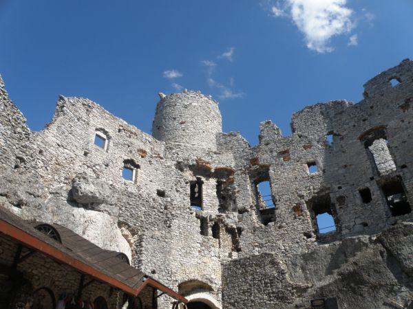 ZAMEK  OGRODZIENIEC  znajduje się w osadzie  Podzamcze , około 2 km na wschód od miejscowosci  Ogrodzieniec.