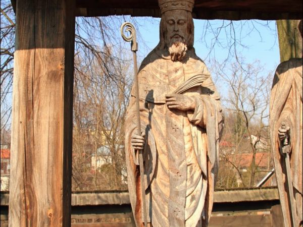 Drewniany kościół konstrukcji zrębowej pw. św. Sebastiana, wzniesiony w roku 1737. W roku 1980 był gruntownie odnawiany z całkowitą wymianą gontów. W  obrębie o