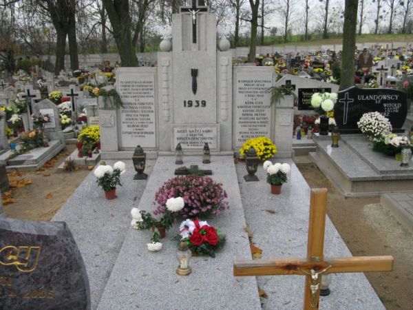 Pomnik ofiar terroru hitlerowskiego i obozów koncentracyjnych - Cmentarz w Łabiszynie.