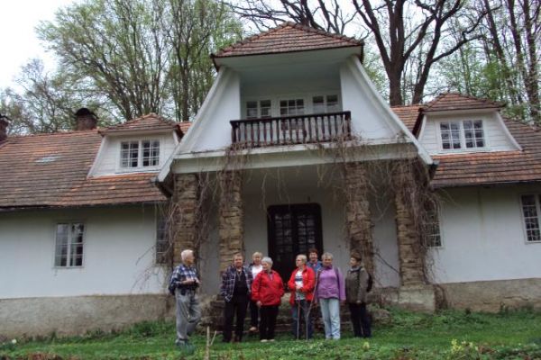 przed dworem, podczas naszych wędrówek wiele podobnych obiektów widzieliśmy ale dostojność tego jakby znaczniejsza - może dlatego, że prezydent Mościcki tu był