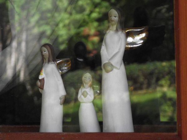 w zaszklonej niszy kapliczki przydomowej : aniołki, może z drewna, może gipsowe - ważne, że sercu się podobają  /ale są tacy, co rozumy pozjadali - a im "nie ws