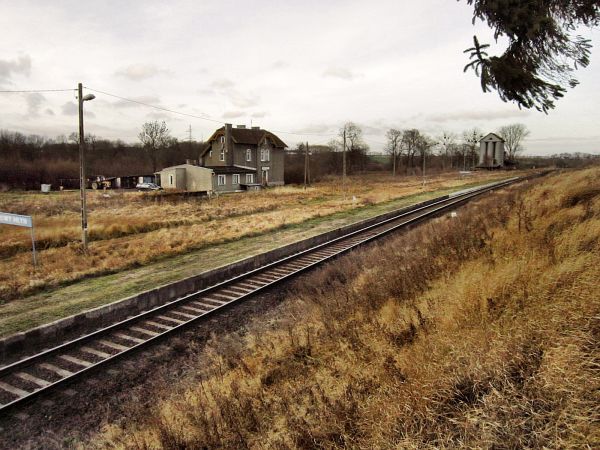 Dawny dworzec kolejowy Nowy Młyn na dawnej linii kolejowej Kętrzyn-Nowy Młyn-Pieckowo-Reszel. Po wojnie linię  zamknieto z powodu wysadzenia mostu kolejowego  w