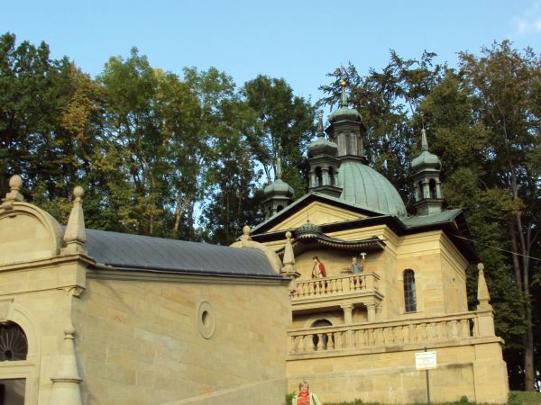 przed/obok pasyjnymi Świętymi Schodami - Gradusami do Ratusza Piłata -  na dróżkach kalwaryjskich.