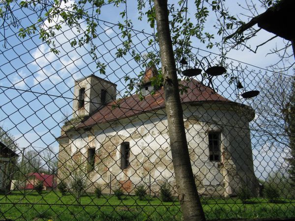 cerkiew grekokatolicka pw. Zaśnięcia Matki Boskiej, zbudowana w 1817r., opuszczona - widok z linii brzegowej rzeki Kalniczki, nad nią kładka, ładne koryto, czys