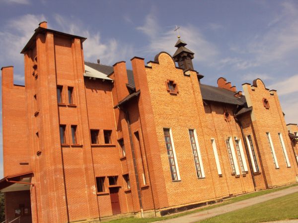 kościół parafialny pw. Matki Boskiej Wspomożenia Wiernych, o ciekawej bryle. Ciekawość stanowi fakt, że w obiekcie kościoła - za prezbiterium - zamieszkuje miej