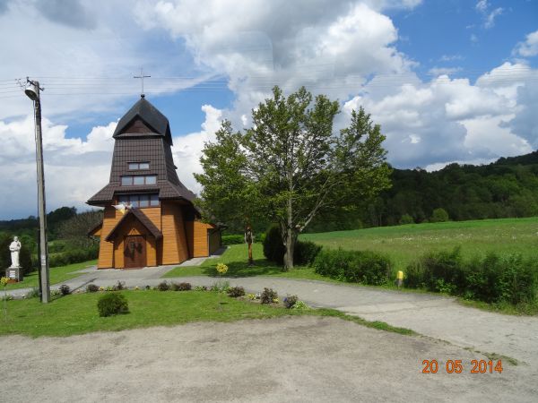 kościół rzymsko-katolicki, filialny pw. św. Józefa Oblubieńca NMP, należący do parafii Hoczew /jest galeria - zapraszam!/, z lewej strony przed wejściem do kośc