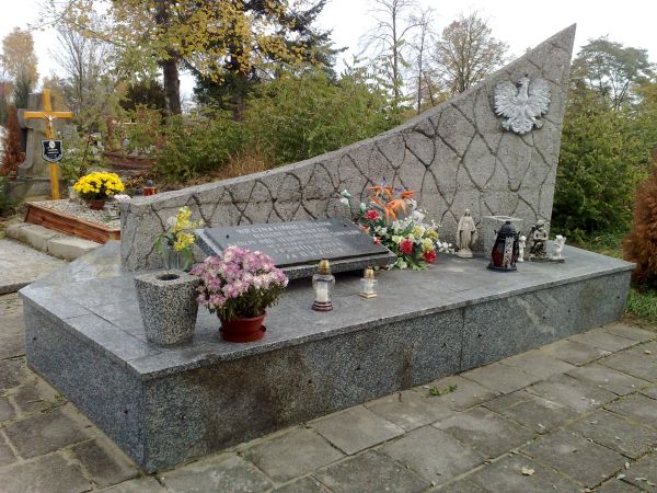 Cmentarz - pomnik upamiętniający ofiary hitleryzmu.