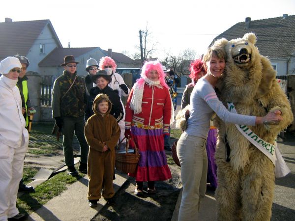 Od niepamiętnych czasów w Żywocicach odbywa się wodzenie niedźwiedzia. Zdjęcie z 17 lutego 2007 roku.