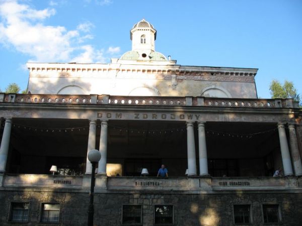 Słynny dom zdrojowy , ciągle aktywny , wieczorami też .....