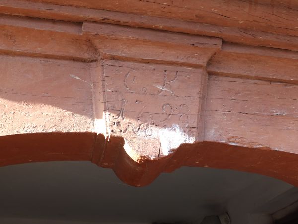 Data nad wejściem do budynku