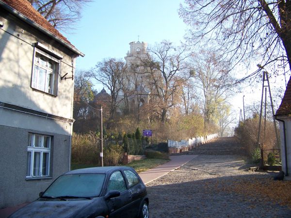 Pod górę, do kościoła.