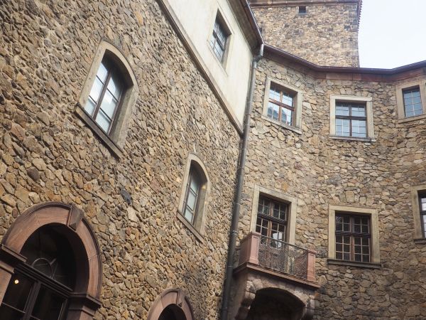 mury zamkowe - tu od strony wyjścia na taras przed ogrodami.