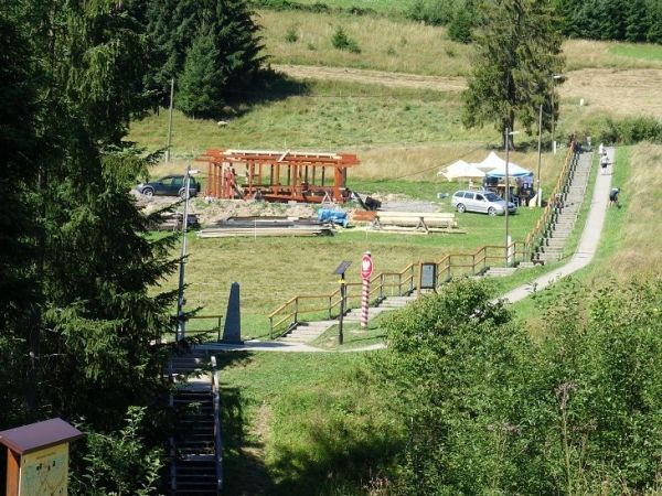 Widok ze słowackiej strony na Trójstyk. Po lewej stronie można się napić napoju czeskiego napoju.Po prawej polskiej ,ścieżka spacerowa.