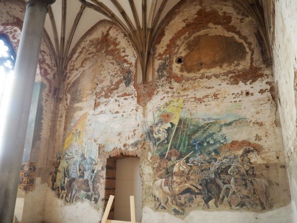 malowidła ścienne świadczą o tym, że jesteśmy w sali rycerskiej, te płytki na ścianie po lewej : ?... - może "kącik higieniczny".