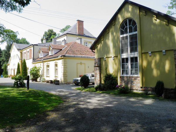 Dwór szlachecki i park wokół niego z XVII wieku w Boratynie k. Jarosławia. Obecnie mieści się tam piękna restauracja i winiarnia oraz hotel.