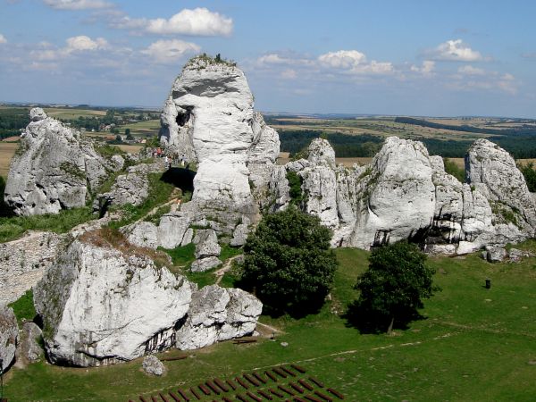 ZAMEK  OGRODZIENIEC  znajduje się w osadzie  Podzamcze , około 2 km na wschód od miejscowosci  Ogrodzieniec.