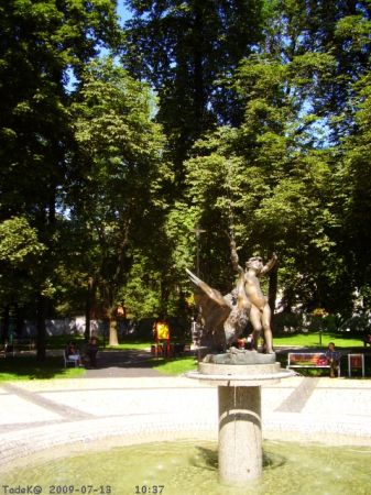 Nieco później włączę do tego albumu wcześniejsze zdjęcia z lat 2005-6, jescze skwer nie-Dessau i stan otoczenia też nie taki.