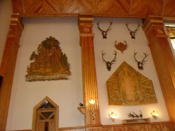 w nowym kościele - tu n/z po prawej - przedstawiony św. Hubert - patron myśliwych.