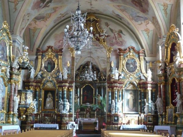 Widok na nawę i ołtarz główny kościoła pobernardyńskiego.