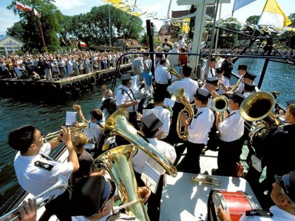 Pielgrzymka łodziami.Święto Piotra i Pawła. A.Olej/K.Kobus-TRAVELPHOTO