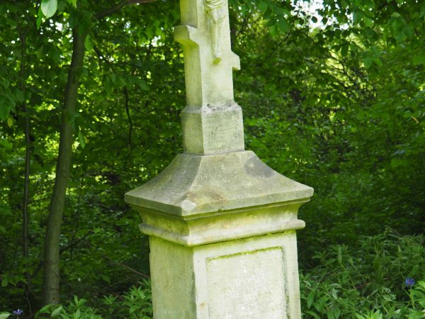 pomnik nagrobny - na przycerkiewnym cmentarzu.