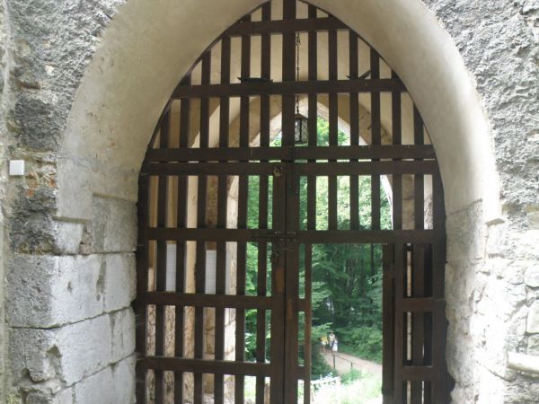 W zamku widywany jest duch wojewody krakowskiego Skarbimira, który nie mogąc pogodzić się z faktem, że dziewczyna którą pokochał - Witychna - jest przeznaczona