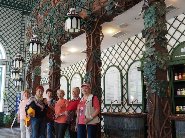 w Pijalni Wód Zdrojowych - o ich walorach napisano dzieła, już w XVI wieku dr Wojciech Oczko - nadworny lekarz Stefana Batorego - chwalił i zalecał ich dobrodzi